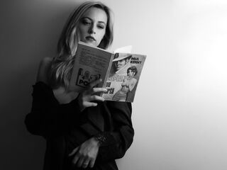 cam girl playing with vibrator AdelineGreen