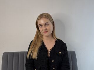 cam girl showing tits BellaMonson