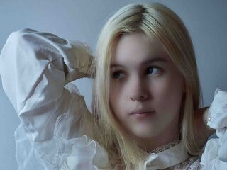 cam girl playing with vibrator DeidreSarin