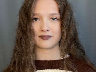 naughty cam girl fingering shaved pussy GiseleRusinko