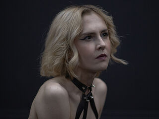 naked camgirl masturbating with dildo MilaVeyra