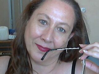 masturbating cam girl MyriamLevieux