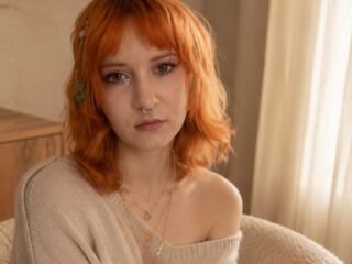 girl showing tits RobertaLah