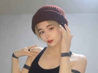 camgirl playing with dildo RoxannCobio